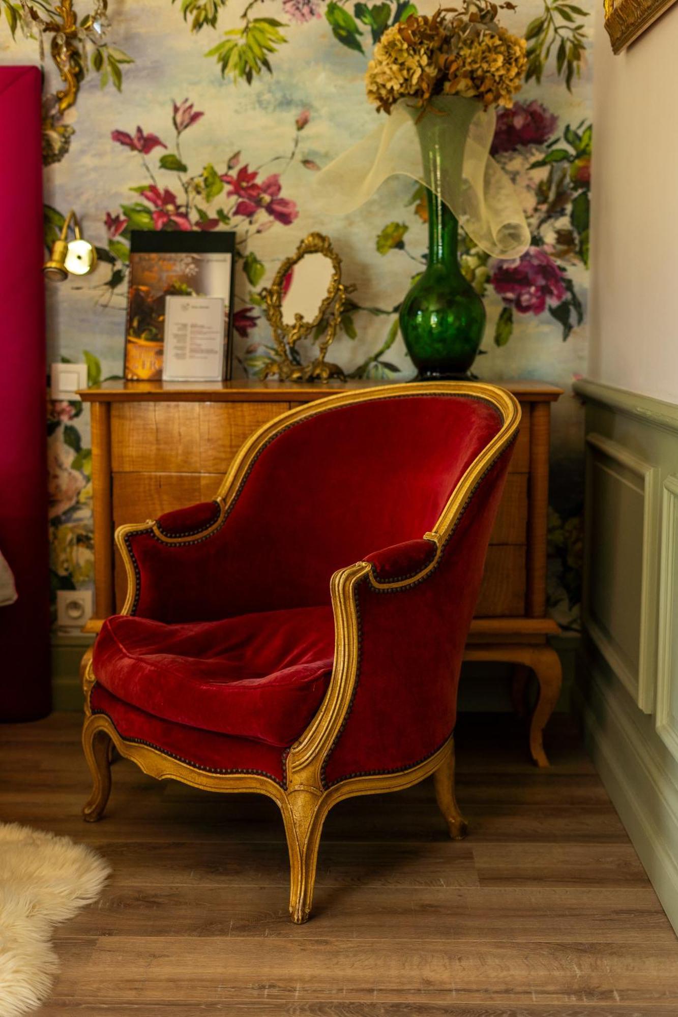 Castel Bois Marie, Maison D'Hotes Монтобан Экстерьер фото A red velvet chair