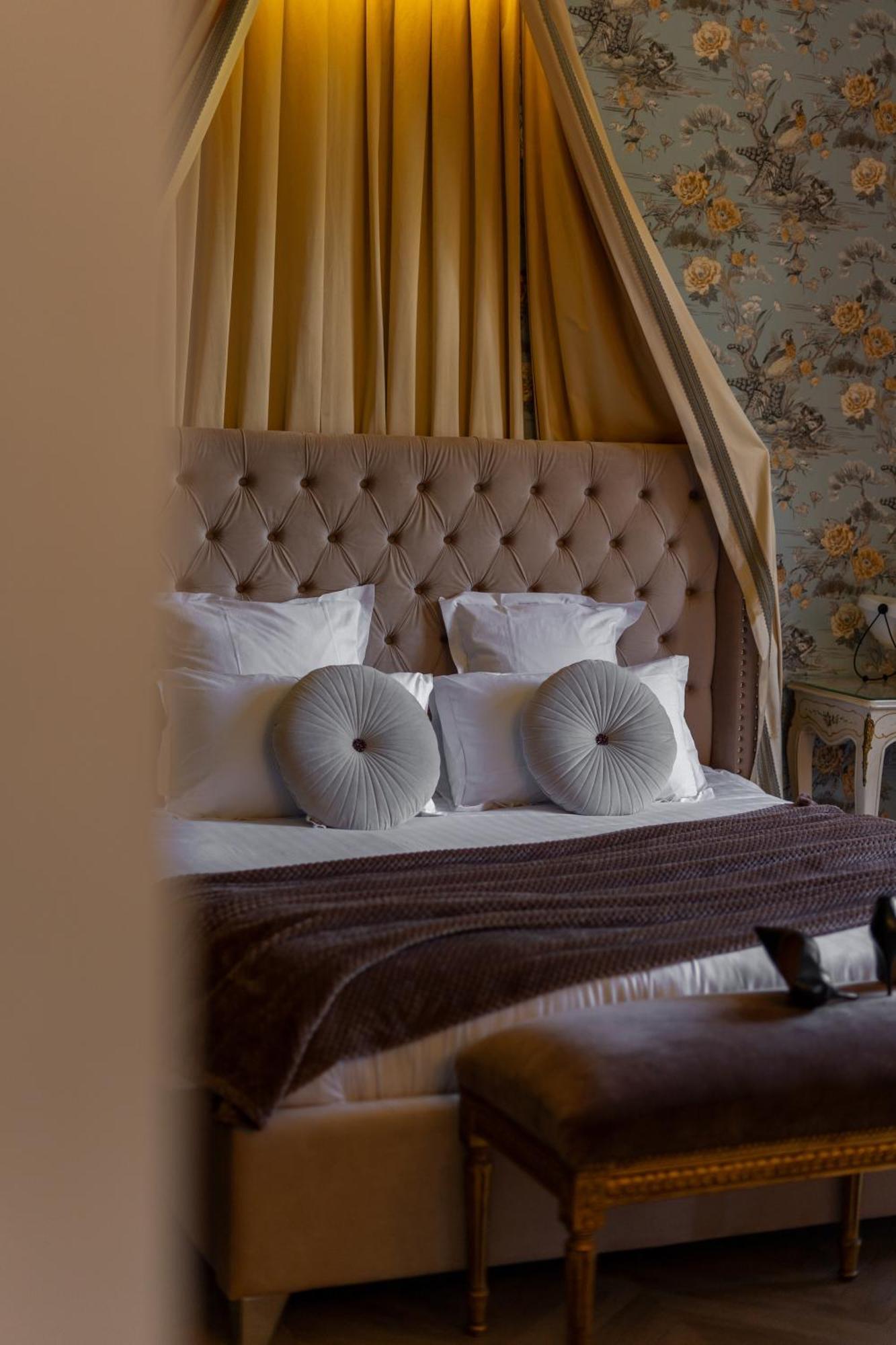 Castel Bois Marie, Maison D'Hotes Монтобан Экстерьер фото A bed with a tufted headboard