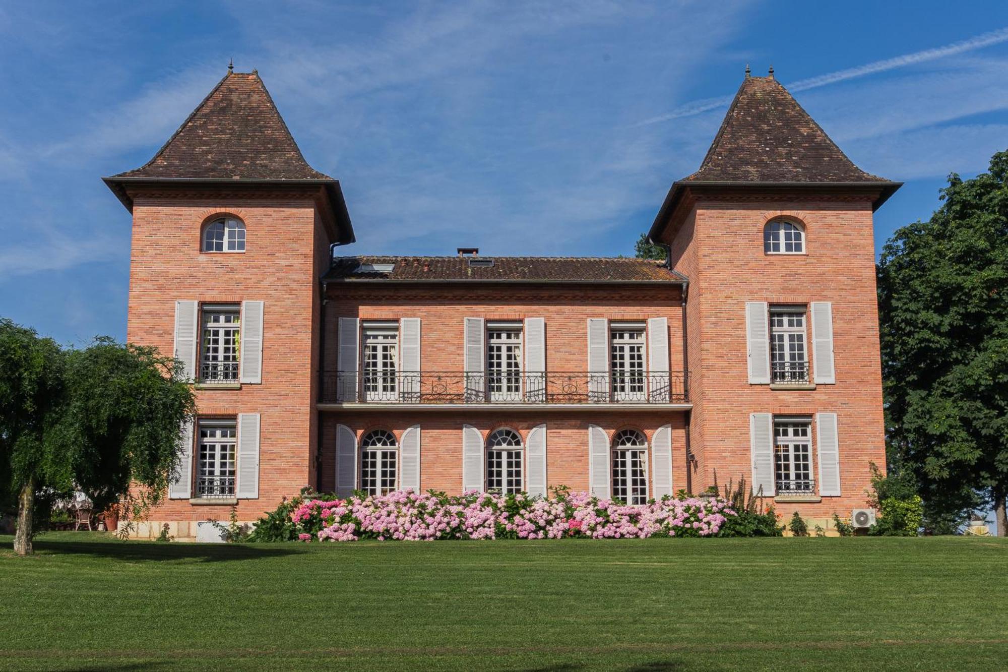 Castel Bois Marie, Maison D'Hotes Монтобан Экстерьер фото The chateau in Montferrand-lès-Sully
