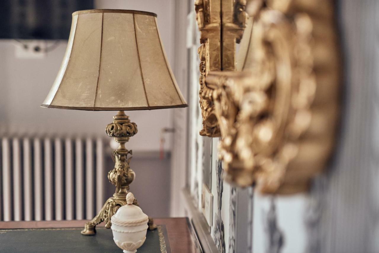 Castel Bois Marie, Maison D'Hotes Монтобан Экстерьер фото A table lamp